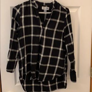 Old Navy black and white v-neck flannel